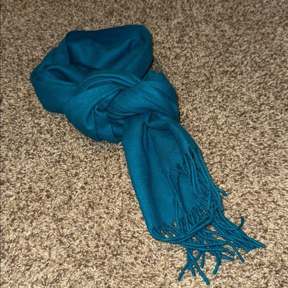 Gorgeous 100% cashmere fringed scarf in beautiful aqua/teal color - EUC! - Picture 5 of 6